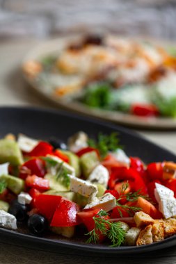 Beyaz peynirli Yunan salatası, domates, salatalık, soğan ve kızarmış ekmek.