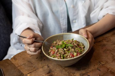 Tabbouleh salatası ahşap bir masada. Kinoa salatası.