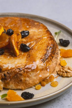 Gri arka planda kurutulmuş kayısılı pasta, kuru üzüm ve ceviz.