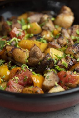 Hafif arka planda seramik kasede sebzeli kızarmış et. Seçici odak.