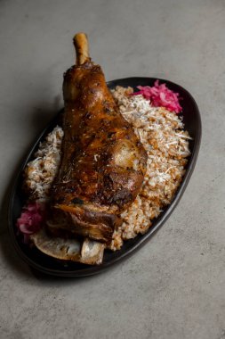 Pirinçli kuzu budu ve gri arkaplanda kırmızı soğan.