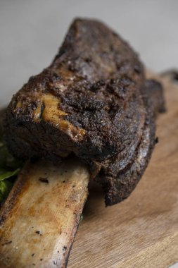 Tahtada fırında patates ve sebzeli dana kaburgası.