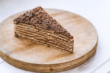 bir ahşap stand lezzetli çikolatalı kek