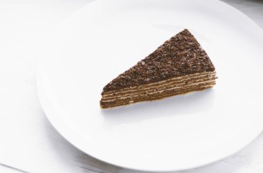 Bir tabak çikolatalı kek.