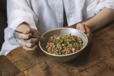 Tabbouleh salatası ahşap bir masada. Kinoa salatası.