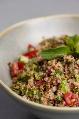 Kinoalı Tabbouleh salatası, maydanoz ve nane likörü salatası.