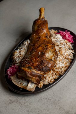 Pirinçli kuzu budu ve gri arkaplanda kırmızı soğan.