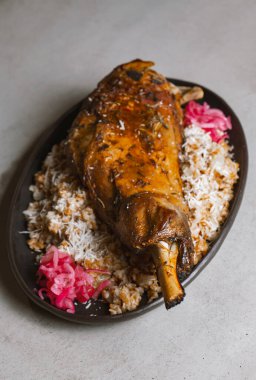 Pirinçli kuzu budu ve gri arkaplanda kırmızı soğan.