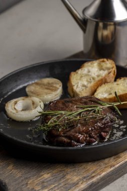 Biberiyeli ızgara biftek ve kızarmış ekmek.