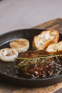 Biberiyeli ızgara biftek ve kızarmış ekmek.