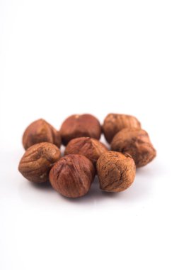 Beyaz arka planda fındık, sağlıklı yemek, besleyici