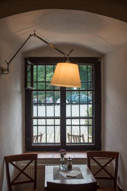 Modern bir kafenin içinde. Pencerenin yanındaki tablo.