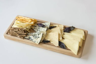 Tahtada farklı peynirler servis ediliyor.