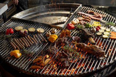 Kızarmış et ve sebzeler alevler ve sebzelerle ızgarada, yakın çekim.