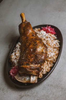 Pirinçli kuzu budu ve gri arkaplanda kırmızı soğan.