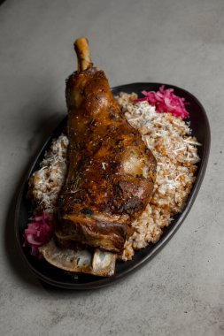 Pirinçli kuzu budu ve gri arkaplanda kırmızı soğan.