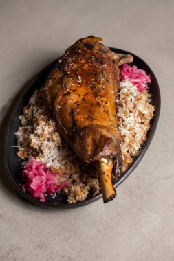 Pirinçli kuzu budu ve gri arkaplanda kırmızı soğan.