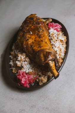 Pirinçli kuzu budu ve gri arkaplanda kırmızı soğan.