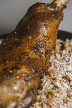 Pirinçli kuzu budu ve gri arkaplanda kırmızı soğan.