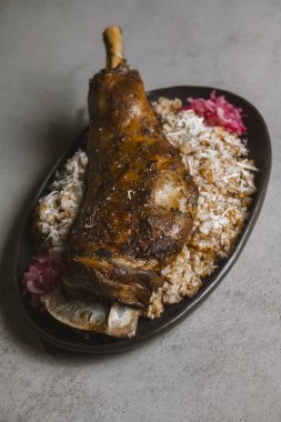 Pirinçli kuzu budu ve gri arkaplanda kırmızı soğan.