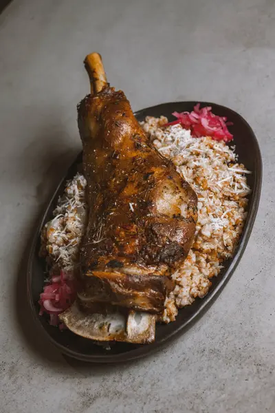 Pirinçli kuzu budu ve gri arkaplanda kırmızı soğan.