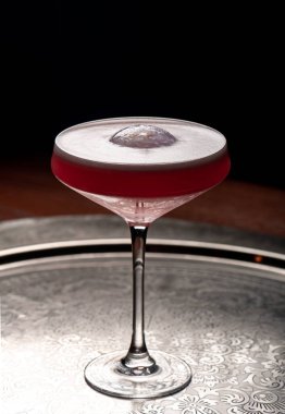 Siyah arka planda martini bardağında kokteyl..