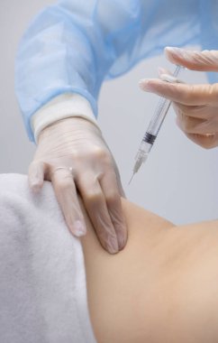 Fizyoterapist bir hastanın sırtına iğne yapıyor.