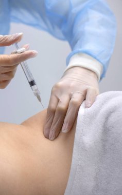 Fizyoterapist bir hastanın sırtına iğne yapıyor.