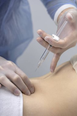 Fizyoterapist bir hastanın sırtına iğne yapıyor.