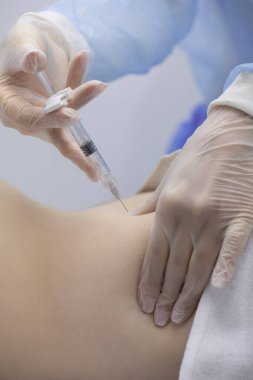 Fizyoterapist bir hastanın sırtına iğne yapıyor.