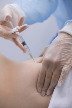 Fizyoterapist bir hastanın sırtına iğne yapıyor.