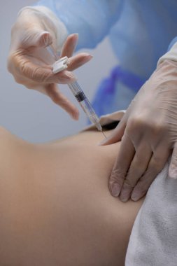 Fizyoterapist bir hastanın sırtına iğne yapıyor.