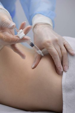 Fizyoterapist bir hastanın sırtına iğne yapıyor.