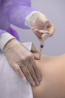 Fizyoterapist bir hastanın sırtına iğne yapıyor.