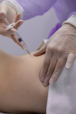 Fizyoterapist bir hastanın sırtına iğne yapıyor.