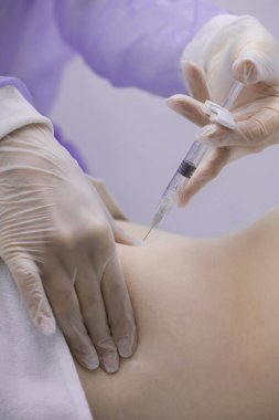 Fizyoterapist bir hastanın sırtına iğne yapıyor.