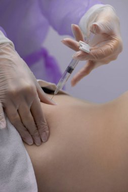 Fizyoterapist bir hastanın sırtına iğne yapıyor.