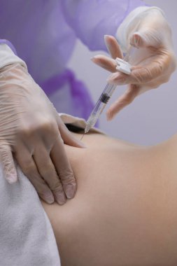 Fizyoterapist bir hastanın sırtına iğne yapıyor.