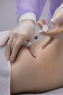 Fizyoterapist bir hastanın sırtına iğne yapıyor.