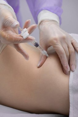 Fizyoterapist bir hastanın sırtına iğne yapıyor.