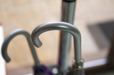 İki tane erkek şemsiyesi. .