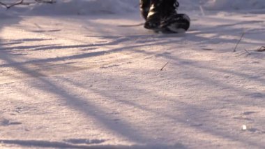 Çizmeli Adam Kayıyor. Çizmeli Adam Karda Kayıyor Buzla kaplı Yavaş Hareket