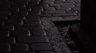  Yağmurlu bir günde ıslak kaldırım taşları