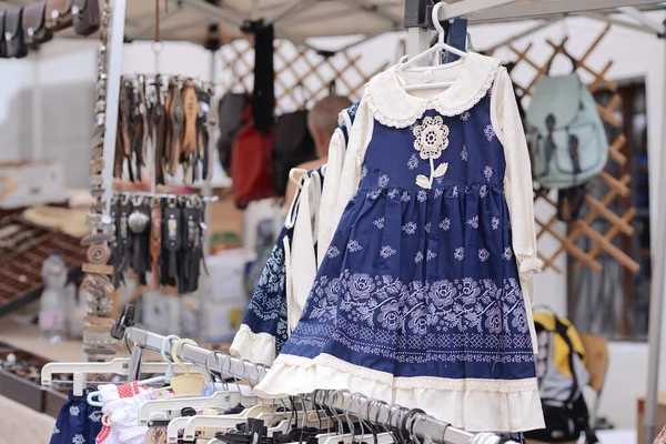 Een Verkoopstand Met Traditionele Kostuums Stadsmarkt — Stockfoto