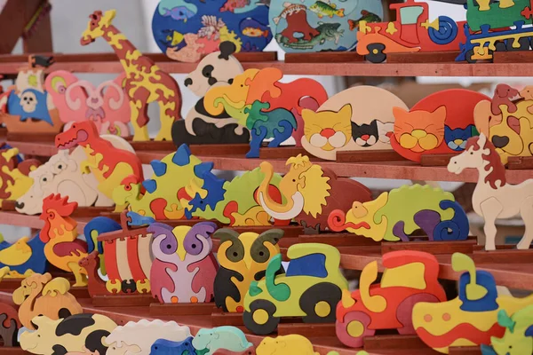 供儿童在街市摊档出售的五彩缤纷的木制玩具 — 图库照片