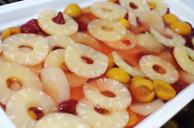 Kültürel bir etkinliğin satış standında kurutulmuş ananas ve kayısı.