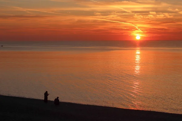Sonnenaufgang Der Schwarzmeerküste Mit Menschensilhouetten Kobuleti Georgien — Stockfoto