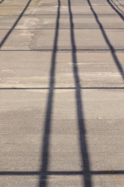 Asfalt yüzeyindeki gölgelerin soyut çizgileri