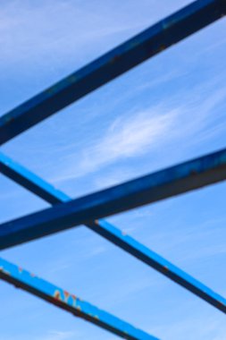 Gökyüzüne karşı soyut metalik yapılar