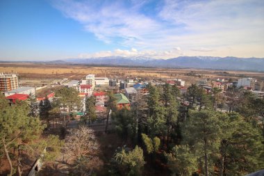 Kobuleti 'den Georgia' daki Kintrishi Ulusal Parkı 'nın dağlarına insansız hava aracı görüntüsü